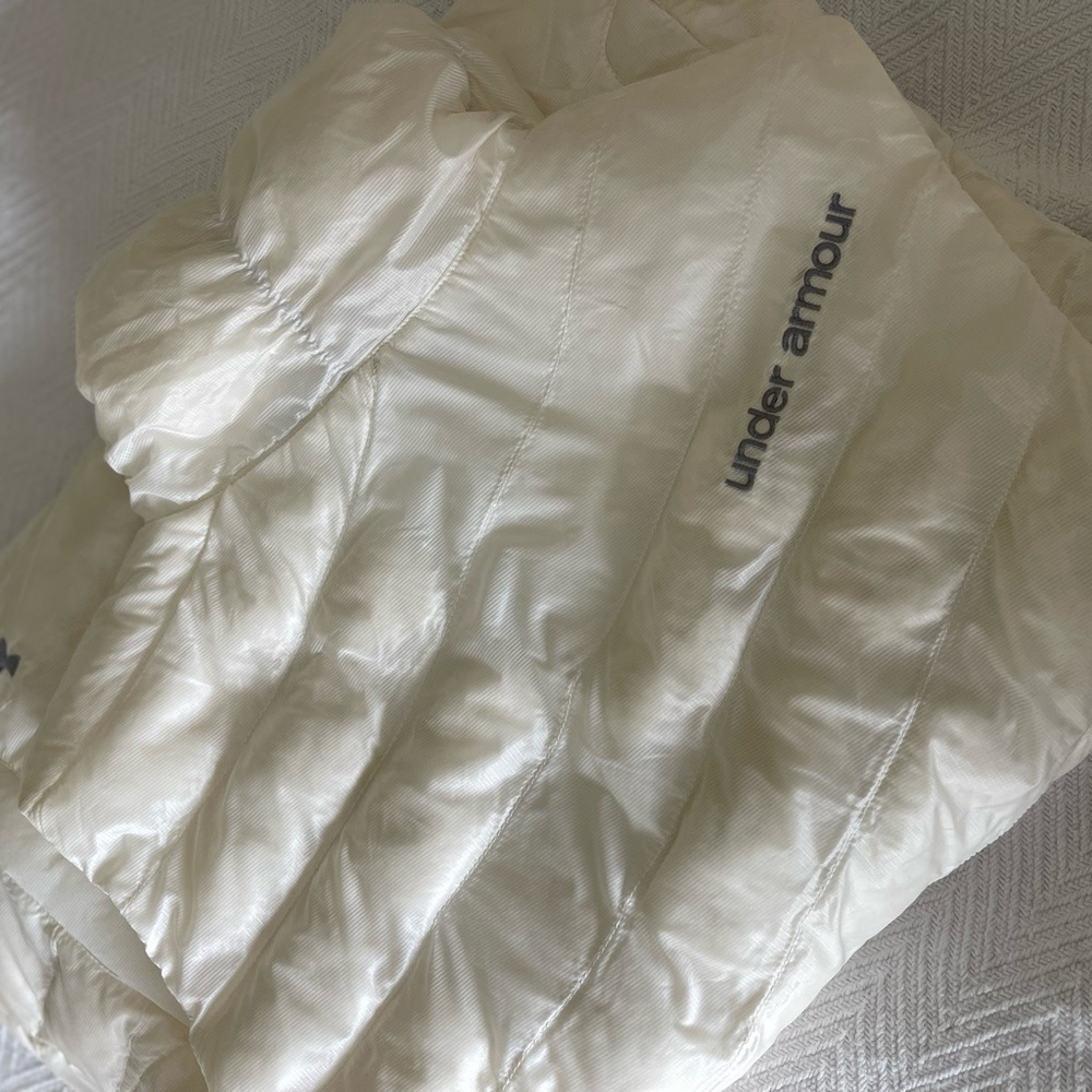 Size L Underarmour white puffer vest. - Picture 9 of 10
